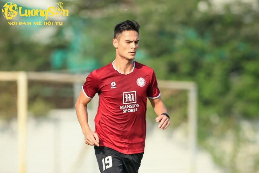 Adriano Schmidt được đăng ký làm thủ môn dự bị