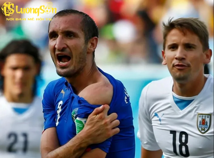 Suarez bị cấm thi đấu quốc tế 9 trận.