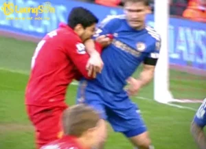 Suarez cắn Branislav Ivanovic năm 2013.