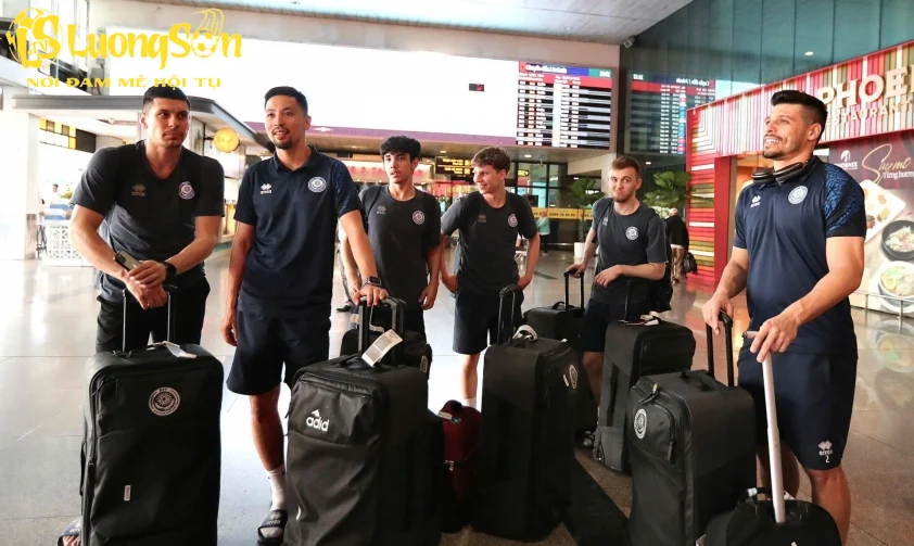 Thủ môn Higuita (bên phải, ngoài cùng) Kazakhstan so tài với ĐT futsal Việt Nam (Ảnh: KFF)