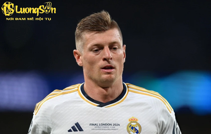 Toni Kroos tái xuất phòng thay đồ Real Madrid trong trận lượt về gặp Arsenal (Ảnh: ESPN).